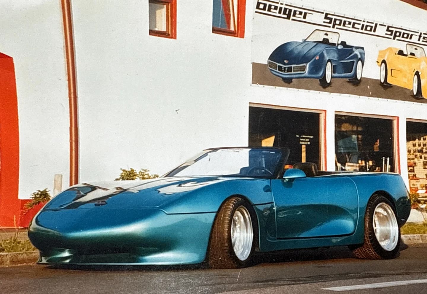 Geiger-Breitbau-Corvette C4 Cabrio vor der früheren Werkstatt