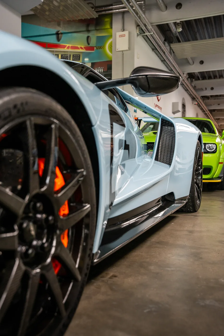 Carbonfelge und orangefarbener Bremssattel an einem Ford GT