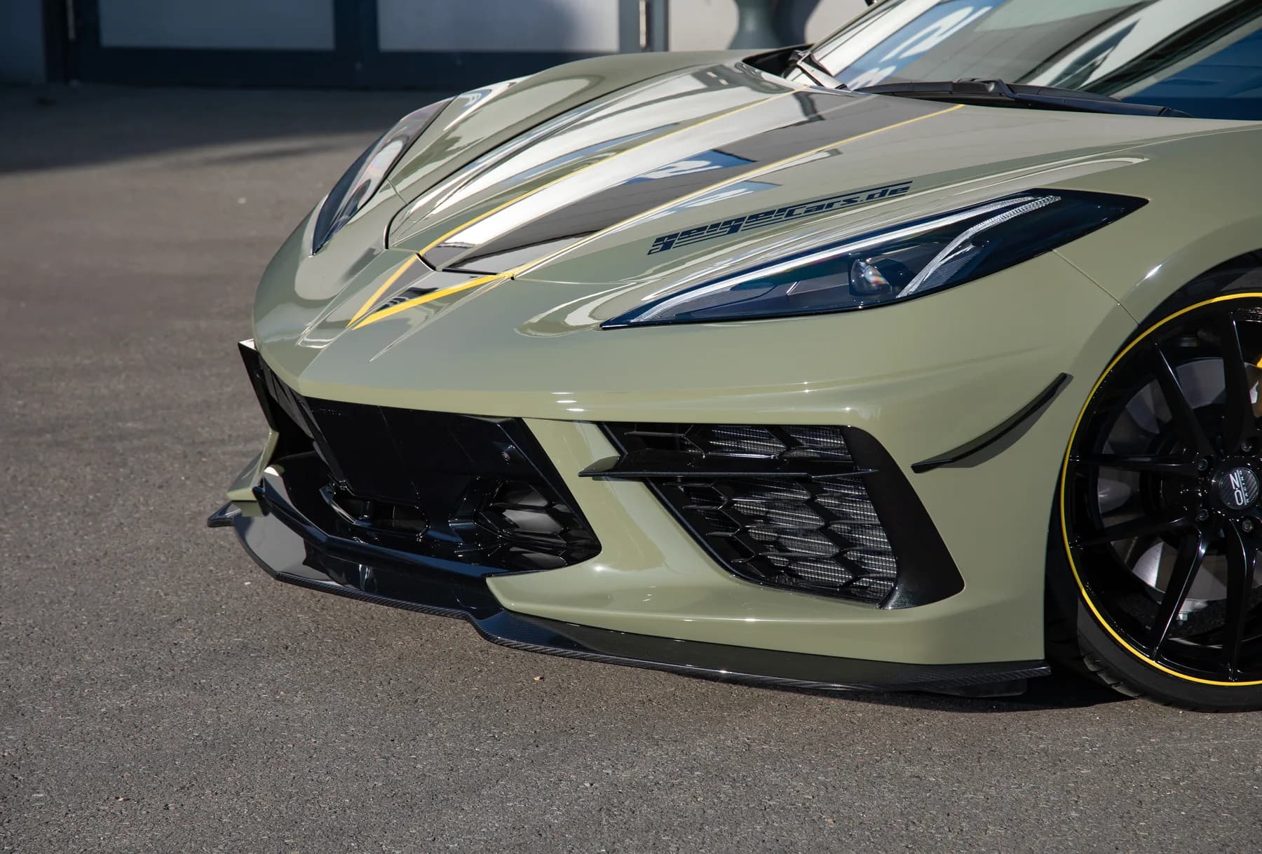 Individualisierte Corvette C8 in Salbeigrün mit gelben Akzenten und Carbon-Anbauteilen