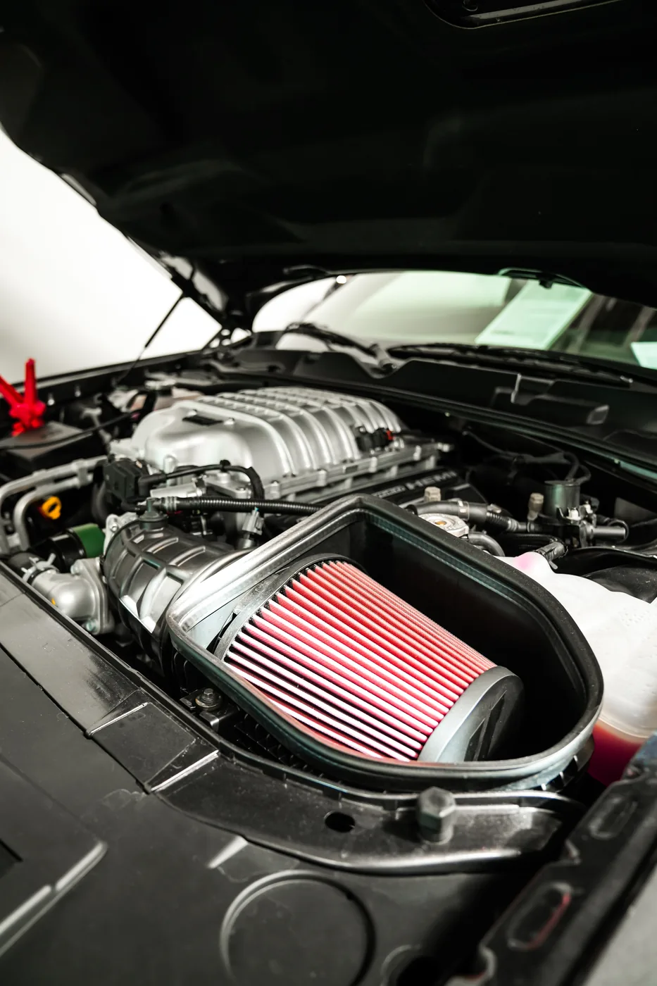 Motorraum eines Dodge Challenger Hellcat mit Kompressor und Sportluftfilter