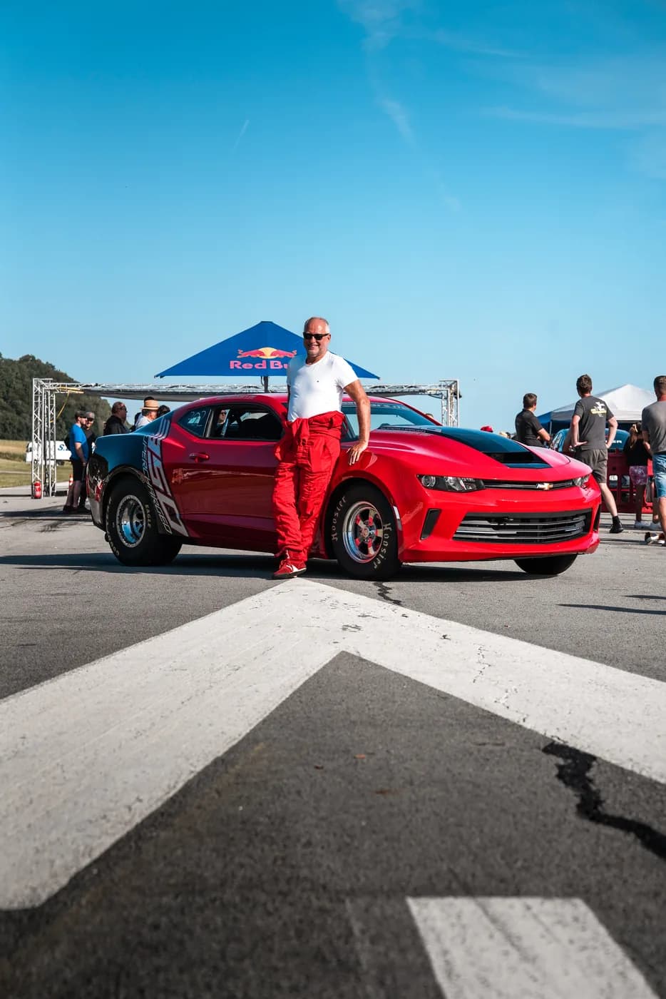 Chevrolet COPO Camaro mit Fahrer im Rennanzug vor dem Drag Race