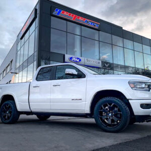 Der Showroom von Geigercars.de mit weißem PickUp davor