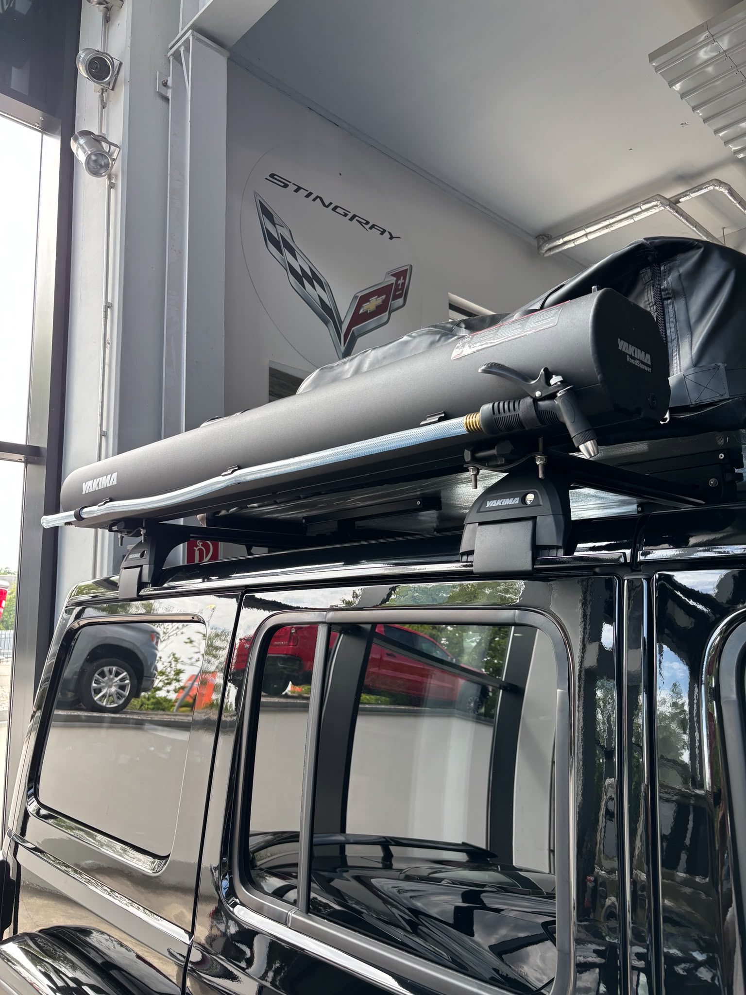 Yakima SkyRise SL Dachzelt + Yakima RoadShower Reisedusche – Bild 3